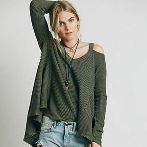 💎[Free People] Cold shoulder raw hem hi lo top.